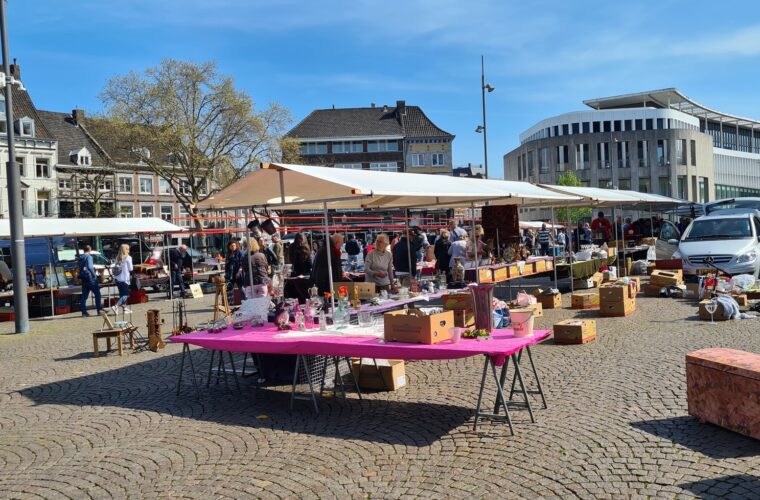 Kramen met tweedehands spullen op een antiek- en brocantemarkt