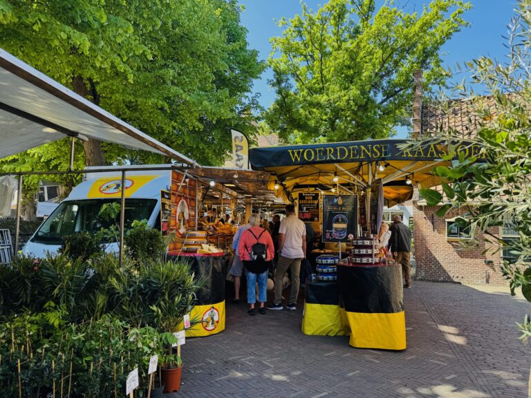 Zaterdagmarkt — markt-eten in Bergen aan Zee
